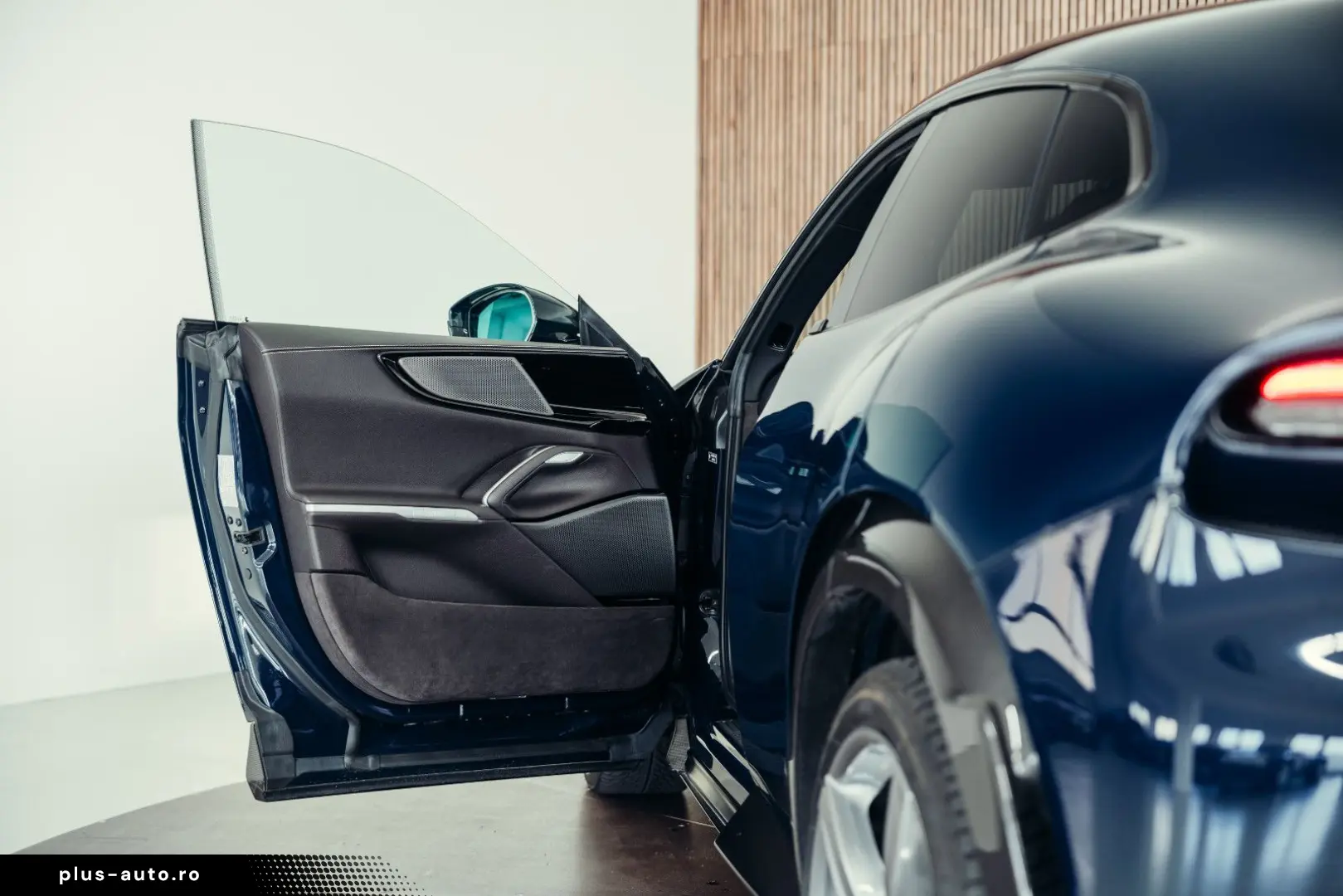 FERRARI Purosangue  Blu Pozzi  Carbon  MwSt.