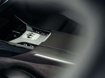 FERRARI Purosangue  Blu Pozzi  Carbon  MwSt.