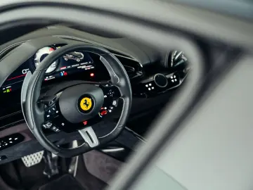 FERRARI Purosangue  Blu Pozzi  Carbon  MwSt.