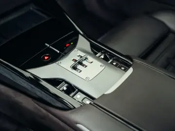 FERRARI Purosangue  Blu Pozzi  Carbon  MwSt.