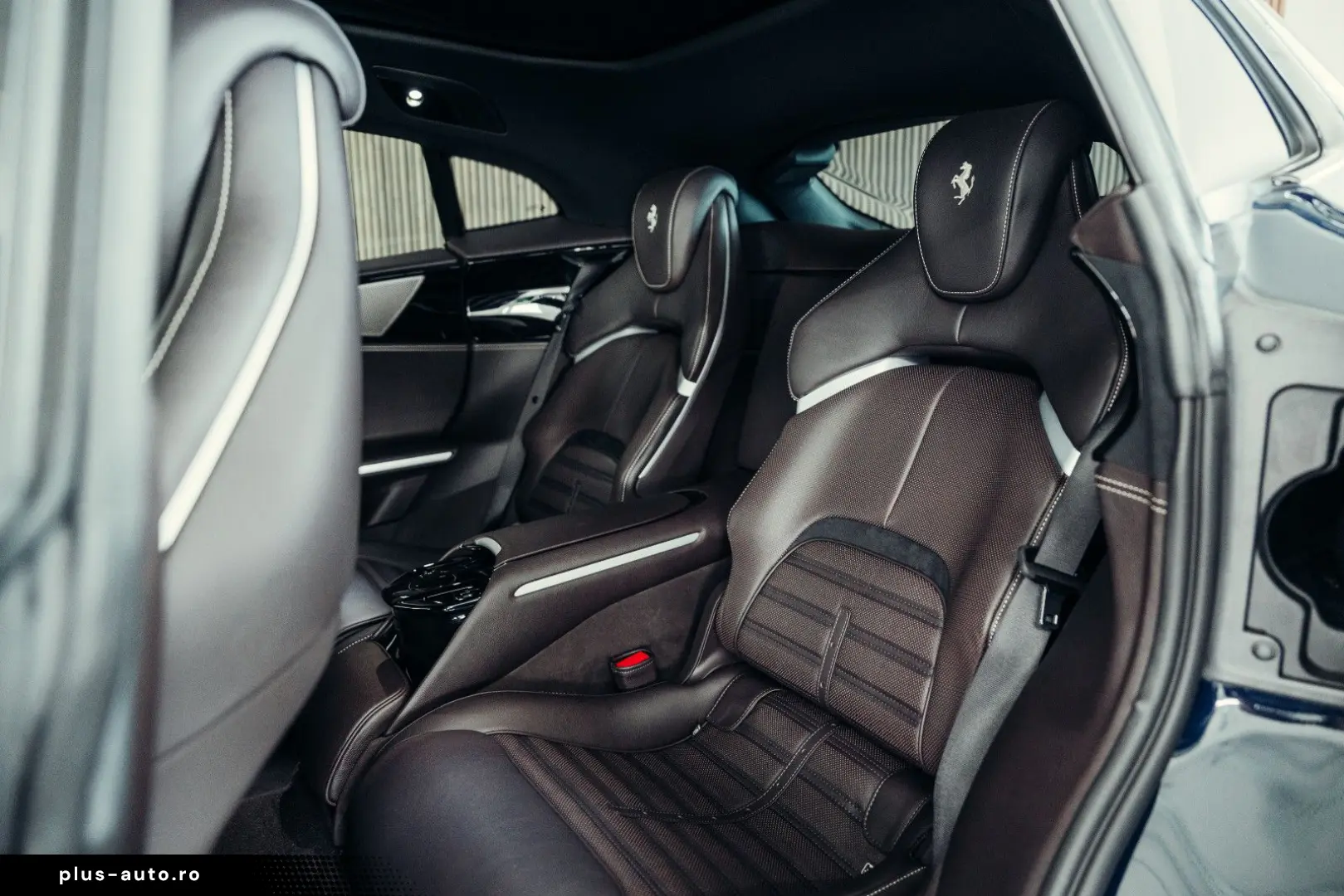 FERRARI Purosangue  Blu Pozzi  Carbon  MwSt.