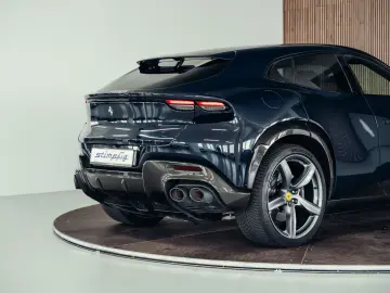 FERRARI Purosangue  Blu Pozzi  Carbon  MwSt.