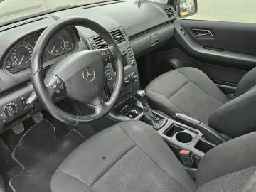 MERCEDES-BENZ A180 2011