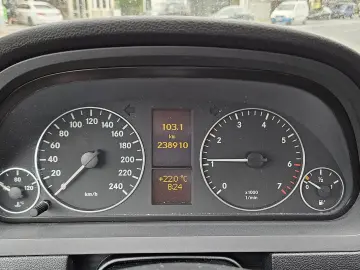 MERCEDES-BENZ A180 2011