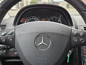 MERCEDES-BENZ A180 2011