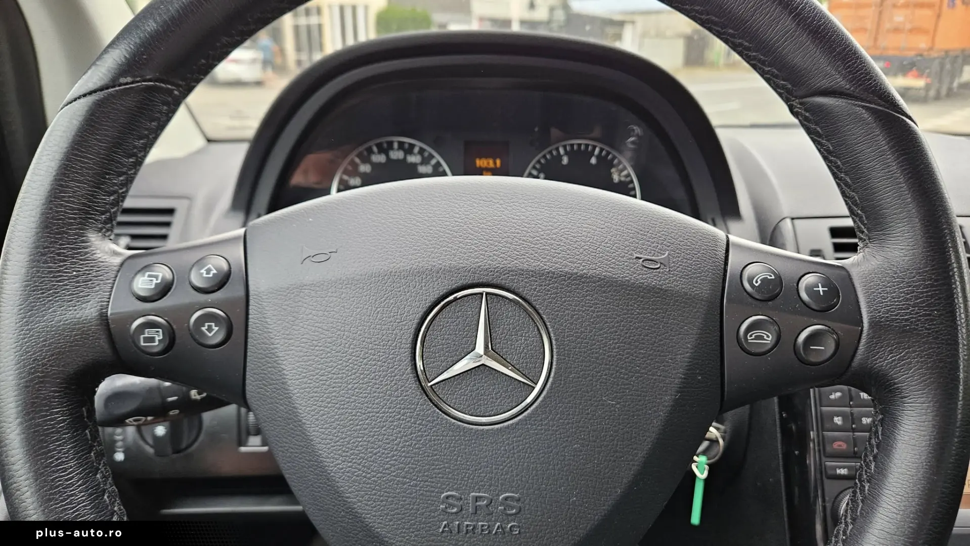 MERCEDES-BENZ A180 2011