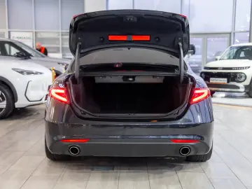 Alfa Romeo Giulia 2.2 JTDM RWD Super