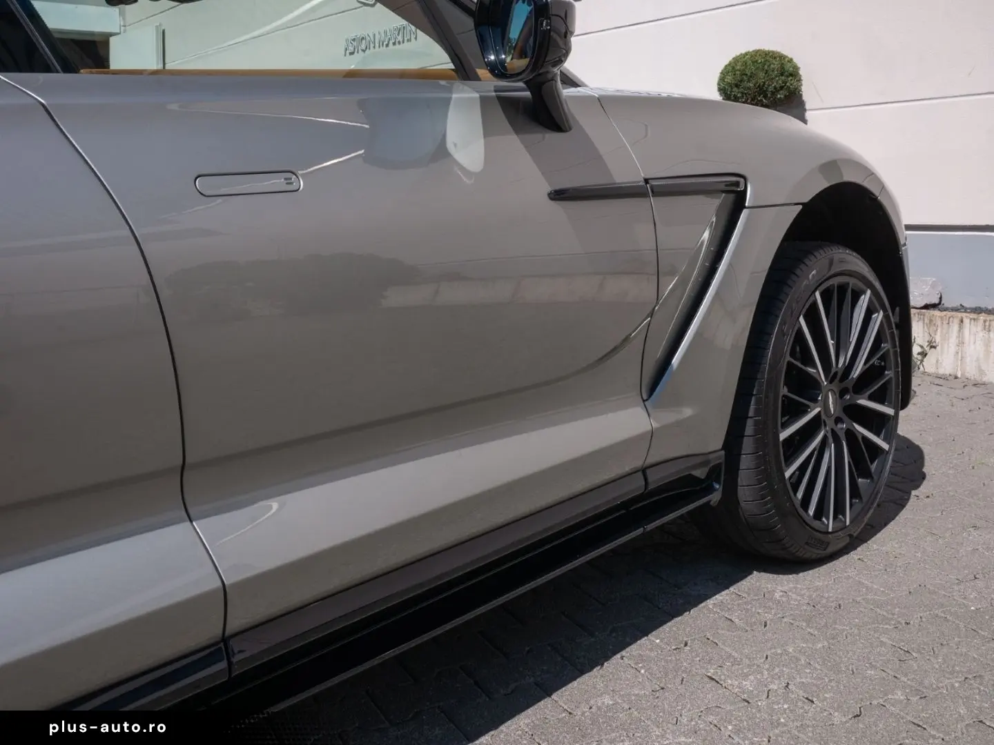 ASTON MARTIN DBX 707 Silver Birch Oxford Tan