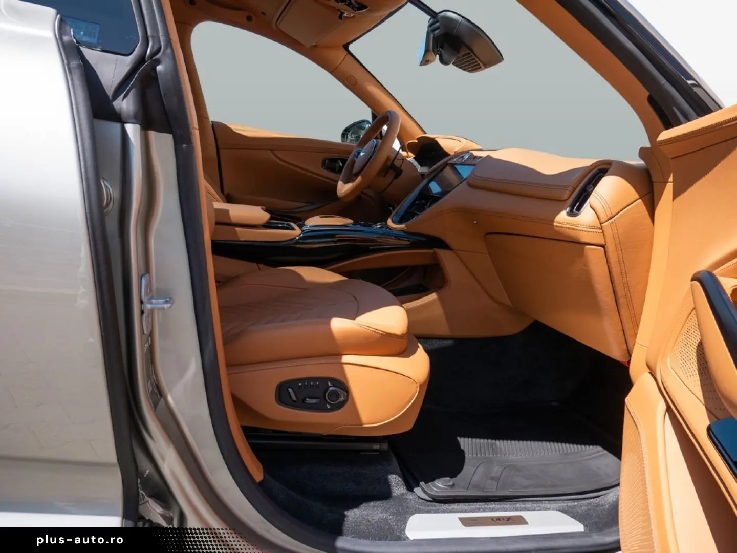 ASTON MARTIN DBX 707 Silver Birch Oxford Tan
