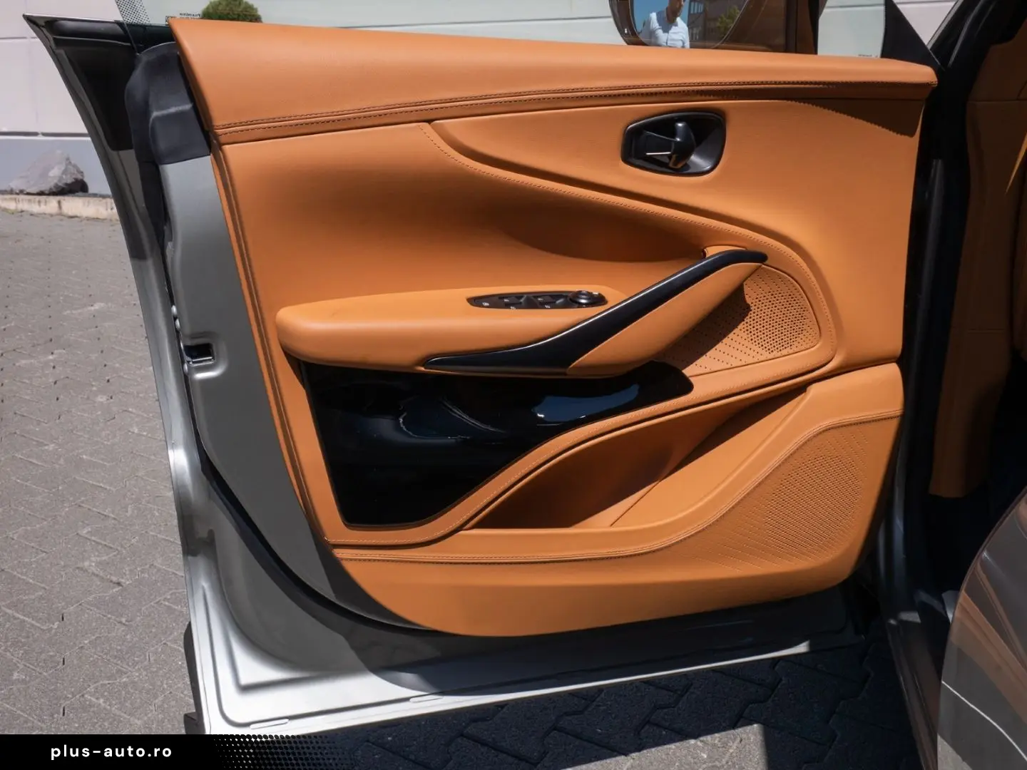 ASTON MARTIN DBX 707 Silver Birch Oxford Tan