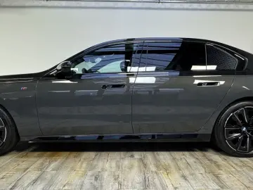 BMW 740d xDrive M Sport Pro TwoTone B&W TV Massage