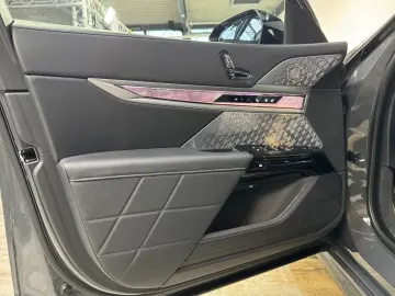 BMW 740d xDrive M Sport Pro TwoTone B&W TV Massage