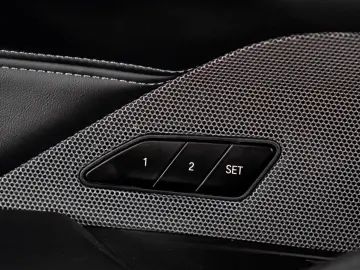 BMW M4 COMPETITION 360  H&K CARBON SPUR NAVI