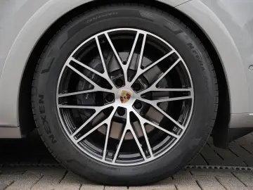 PORSCHE E-Hybrid Coupé SPORTDESIGN-PAKET-INNODRIVE-BOSE