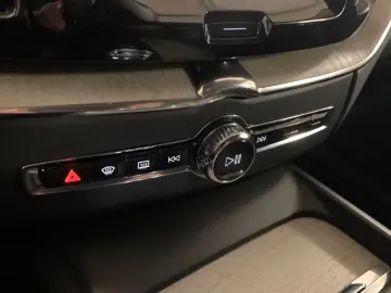 VOLVO XC60 B4 AWD Inscription 20 DAB 4xSiHz StandHz