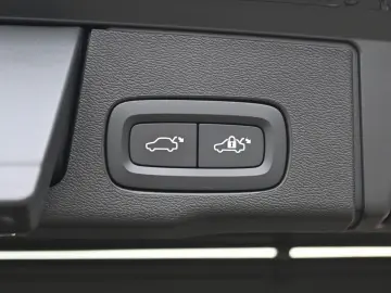 VOLVO XC60 B4 AWD Ultimate Dark LED PANO STHZ