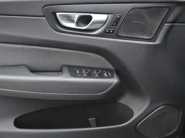 VOLVO XC60 B4 AWD Ultimate Dark LED PANO STHZ