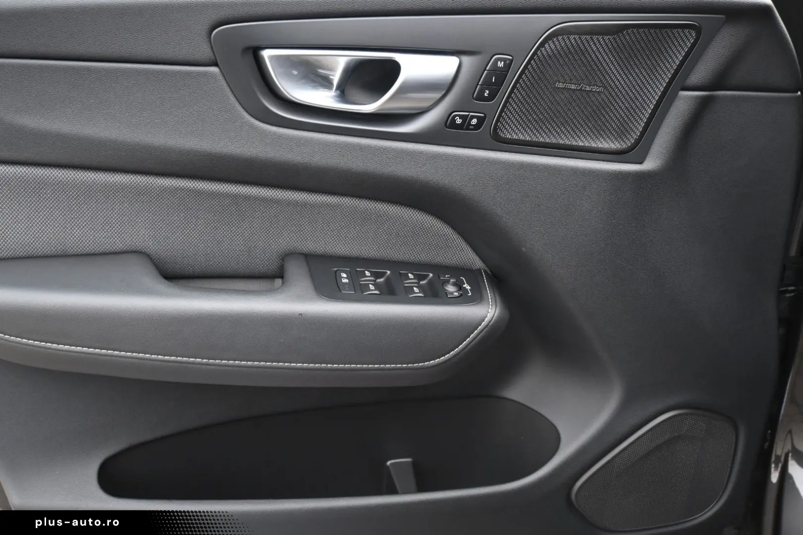 VOLVO XC60 B4 AWD Ultimate Dark LED PANO STHZ