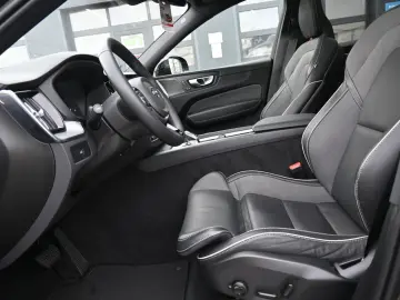 VOLVO XC60 B4 AWD Ultimate Dark LED PANO STHZ