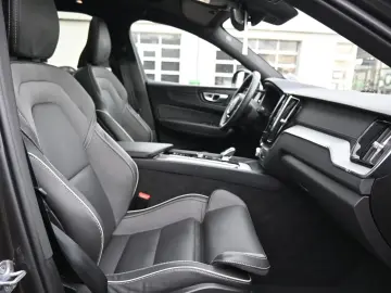 VOLVO XC60 B4 AWD Ultimate Dark LED PANO STHZ