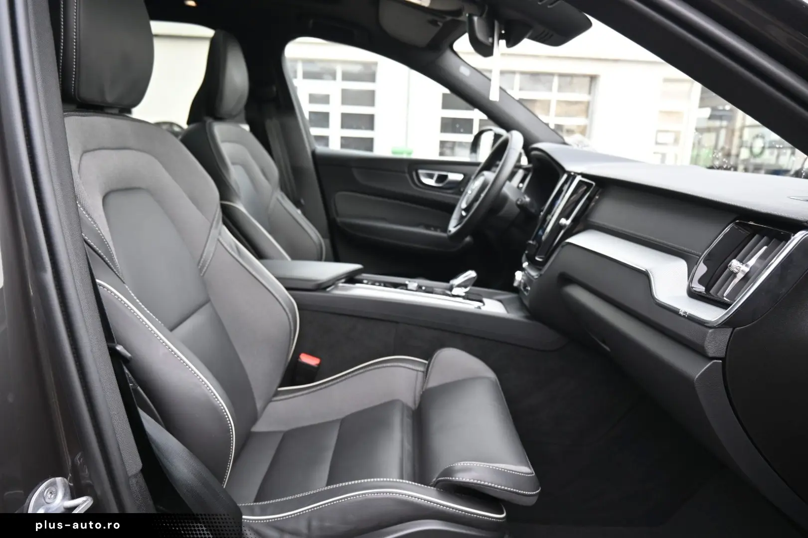 VOLVO XC60 B4 AWD Ultimate Dark LED PANO STHZ