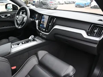 VOLVO XC60 B4 AWD Ultimate Dark LED PANO STHZ