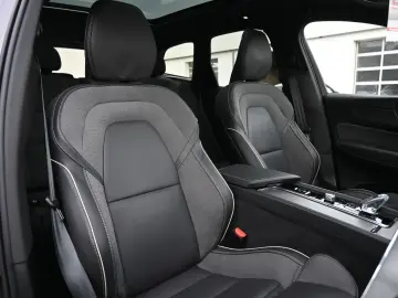 VOLVO XC60 B4 AWD Ultimate Dark LED PANO STHZ