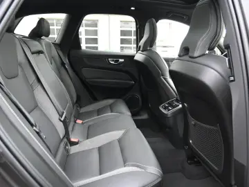 VOLVO XC60 B4 AWD Ultimate Dark LED PANO STHZ