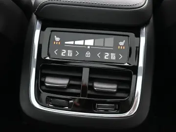 VOLVO XC60 B4 AWD Ultimate Dark LED PANO STHZ