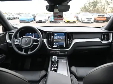 VOLVO XC60 B4 AWD Ultimate Dark LED PANO STHZ