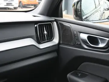 VOLVO XC60 B4 AWD Ultimate Dark LED PANO STHZ