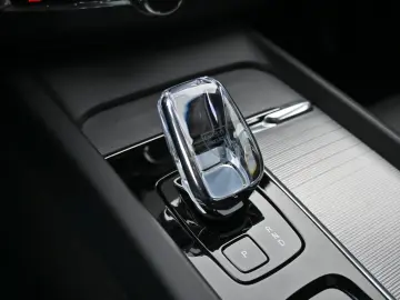 VOLVO XC60 B4 AWD Ultimate Dark LED PANO STHZ