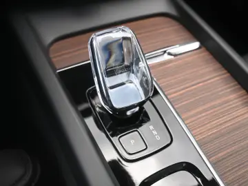 VOLVO XC60 UltimateDark AWD MASS LUFT HUD B&W 22  360