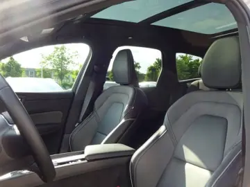 VOLVO XC60 B4 Ultimate Dark Luftfw Standhz HUD Pano HK