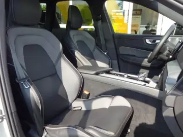 VOLVO XC60 B4 Ultimate Dark Luftfw Standhz HUD Pano HK