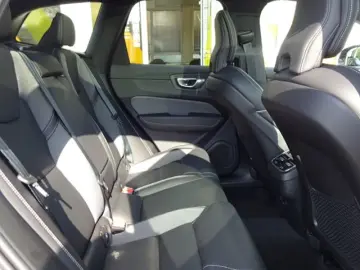 VOLVO XC60 B4 Ultimate Dark Luftfw Standhz HUD Pano HK