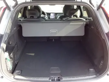 VOLVO XC60 B4 Ultimate Dark Luftfw Standhz HUD Pano HK