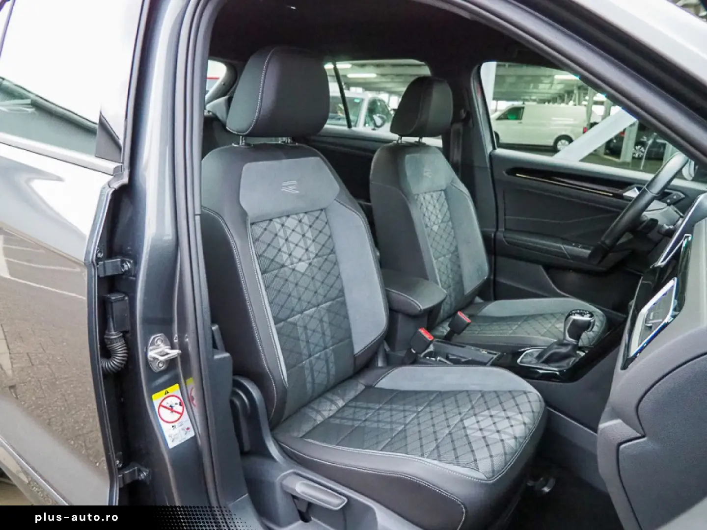 VW T-Roc 1.5 TSI DSG R-Line IQ.LIGHT  AHK  NAVI