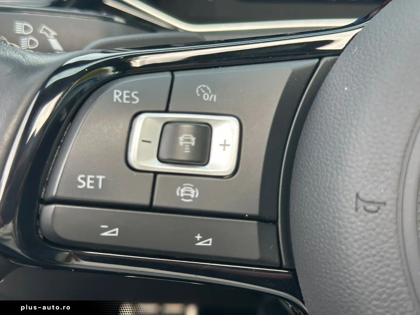 VW T-Roc 2.0 TSI OPF DSG 4MOTION R PANO ACC AHK