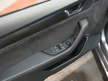 SKODA Superb Lim. 2.0 TSI Sportline 4x4 TEMP MATRIX VC