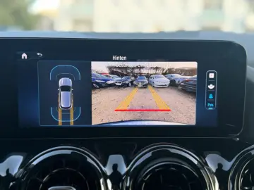 MERCEDES-BENZ GLA180d Aut Widescreen LED Navi Kamera 1 Hand
