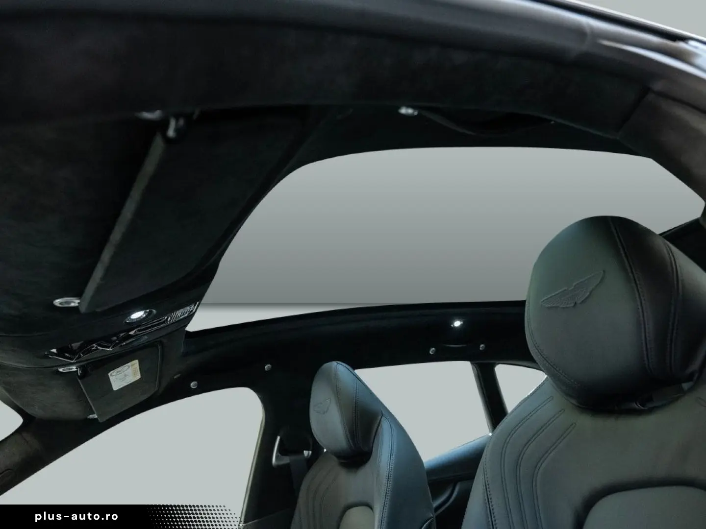 ASTON MARTIN DBX Jet Black