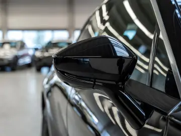 ASTON MARTIN DBX Jet Black