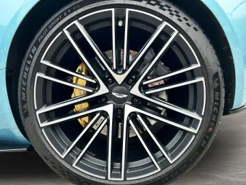 ASTON MARTIN DB12 Volante Carribean Blue Pearl Carbonbremse