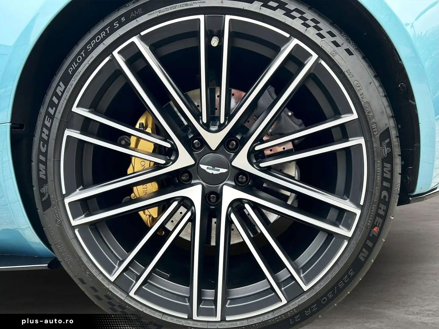 ASTON MARTIN DB12 Volante Carribean Blue Pearl Carbonbremse