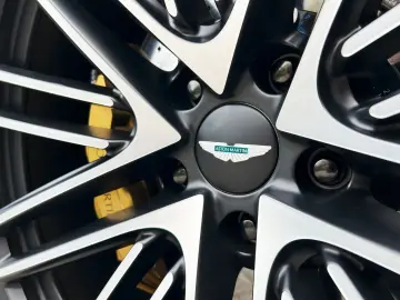 ASTON MARTIN DB12 Volante Carribean Blue Pearl Carbonbremse