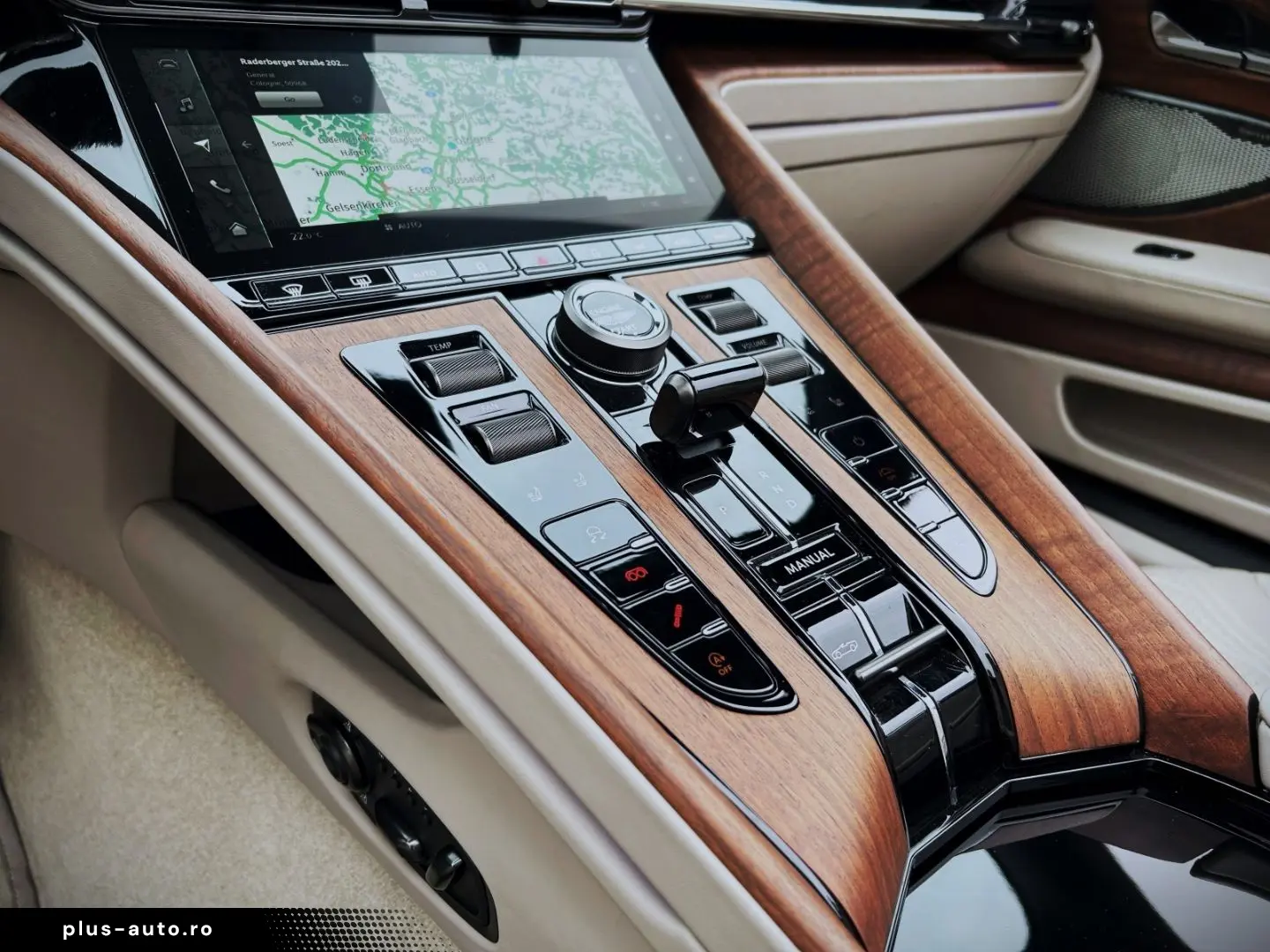 ASTON MARTIN DB12 Volante Carribean Blue Pearl Carbonbremse