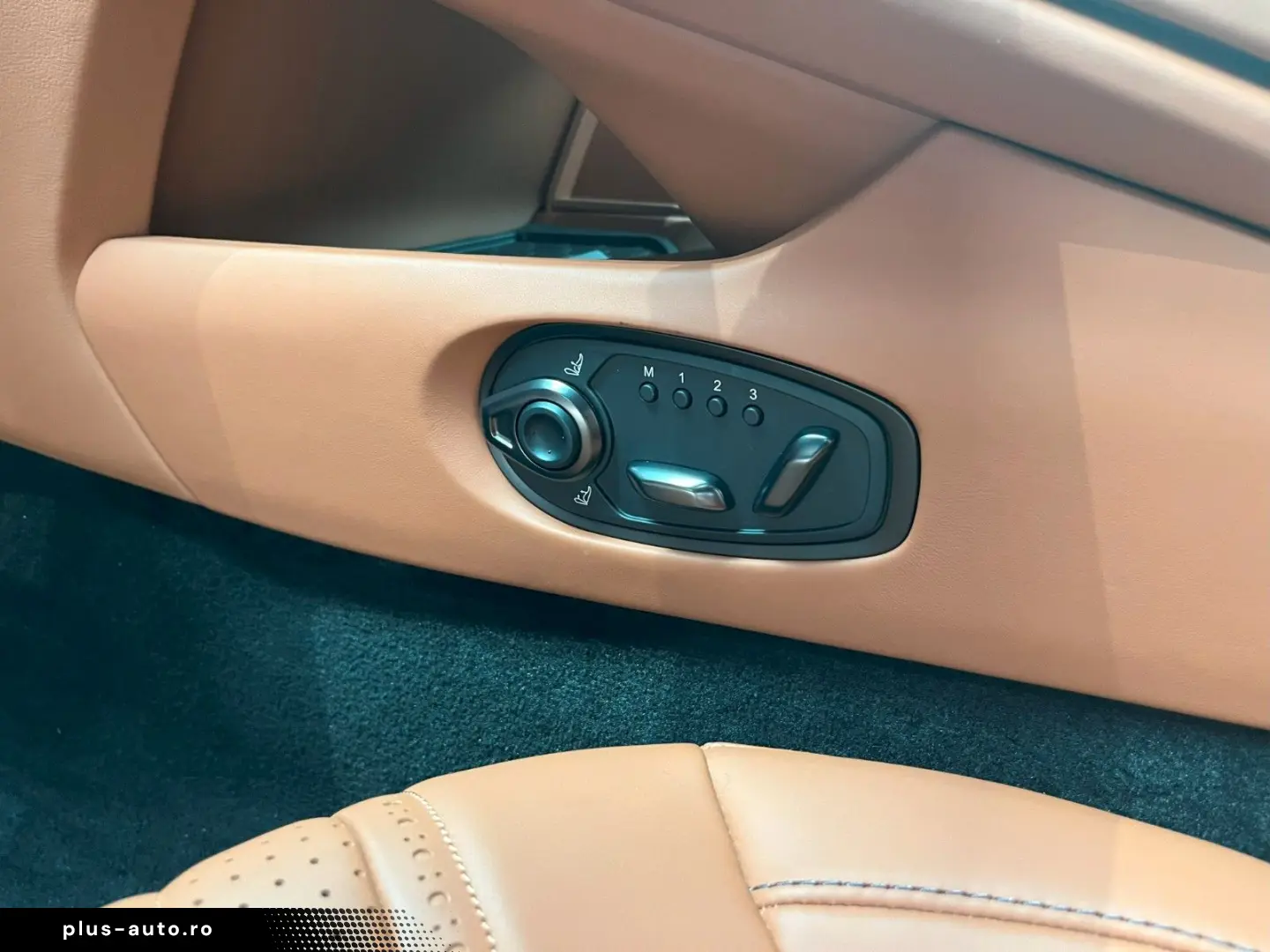 ASTON MARTIN DB12 Volante - Carbon - B&W