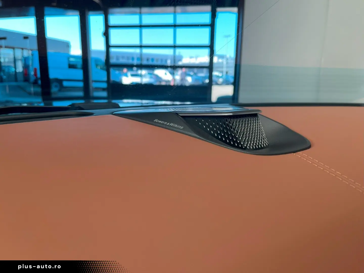 ASTON MARTIN DB12 Volante - Carbon - B&W