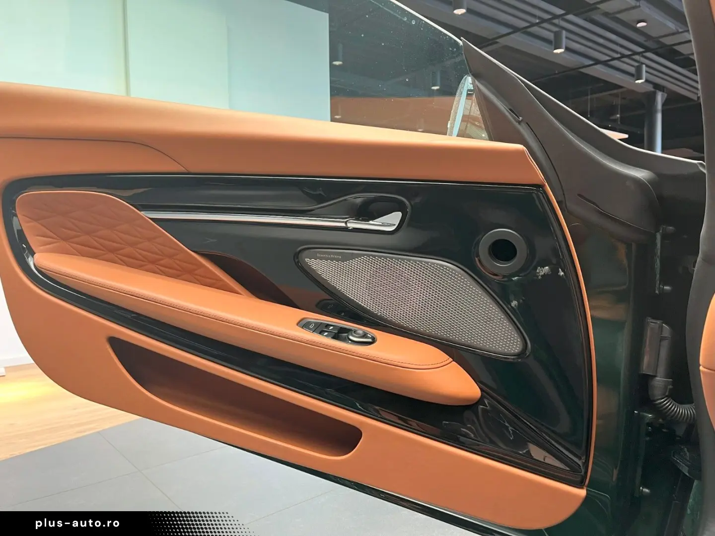 ASTON MARTIN DB12 Volante - Carbon - B&W